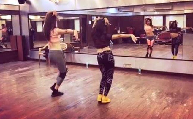 सोशल मीडिया पर बेली डांस की धूम, अब बॉलीवुड की इस हसीन एक्ट्रेस ने यूं मटकाई कमर