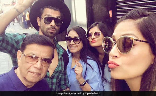 बिपाशा बसु पहुंची लंदन, फैमिली के साथ हॉलीडे की PHOTOS हुई वायरल