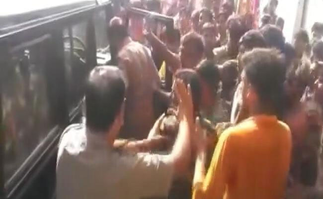 Watch: Mob Of Kanwar Pilgrims Bullies UP Cops, Vandalises Emergency Van
