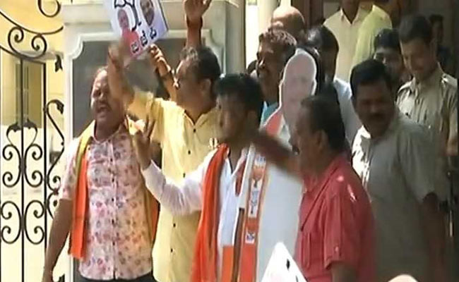 कर्नाटक चुनाव में रुझानों में बीजेपी को बहुमत पर झूमे कार्यकर्ता