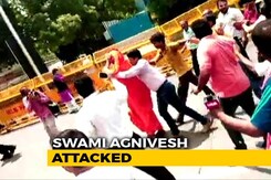 Swami Agnivesh Attacked On Way To Pay Tribute To Vajpayee At BJP Office Swami Agnivesh Attacked On Way To Pay Tribute To Vajpayee At BJP Office