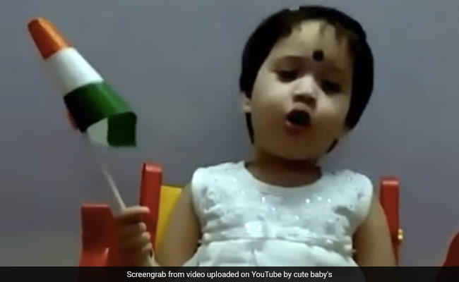 15 August 2018: छोटी सी बच्ची ने जबरदस्त अंदाज में गाया Jana Gana Mana, देखकर आप भी कहेंगे CUTE