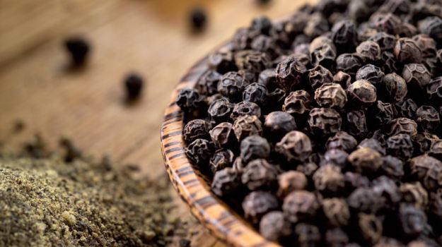 घी और काली मिर्च का मिश्रण दूर कर सकता है ये 6 समस्याएं, जानें 
HEALTH NEWS Carotene, vitamin A, C, flavonoids and antioxidant properties are found in black pepper which can also reduce the risk of serious diseases like cancer. Mixture of ghee and black pepper can solve these 6 problems, know