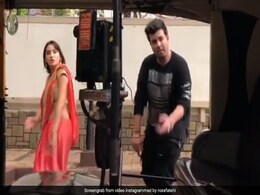 नोरा फतेही ने देसी अंदाज में किया KIKI Challenge, ऑटो से उतरकर साड़ी में यूं लगाए ठुमके नोरा फतेही ने देसी अंदाज में किया KIKI Challenge, ऑटो से उतरकर साड़ी में यूं लगाए ठुमके