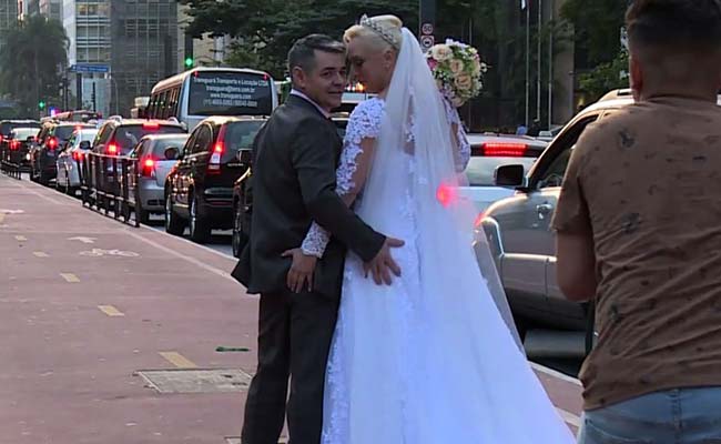They Got Married 4 Years Ago. They Now Travel The World To Take Wedding Pics They Got Married 4 Years Ago. They Now Travel The World To Take Wedding Pics