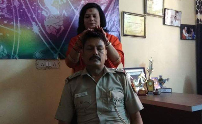 साध्वी से सिर पर मालिश करवा रहे दिल्ली पुलिस के एसएचओ लाइन हाजिर
