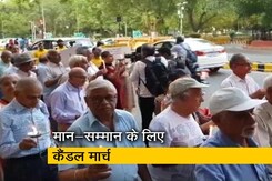 सम्मान के लिए बुजुर्गों ने निकाला कैंडल मार्च सम्मान के लिए बुजुर्गों ने निकाला कैंडल मार्च
