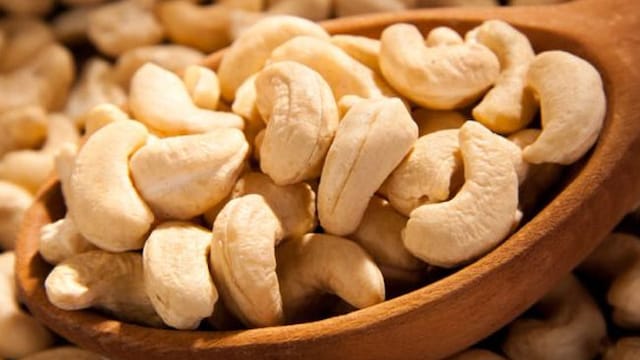 Cashews can help in regulating blood sugar and reducing leg cramps at night