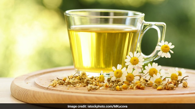 Drinking chamomile tea can help you deal with sore throat naturally