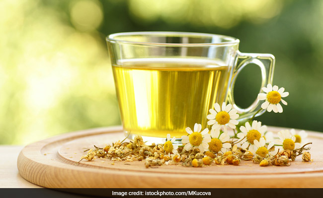 Drinking chamomile tea can help you deal with sore throat naturally