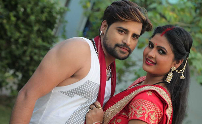 एक्ट्रेस चांदनी सिंह का आया 'कमर के कलच कहेला' वीडियो, यूट्यूब पर जबरदस्त हिट