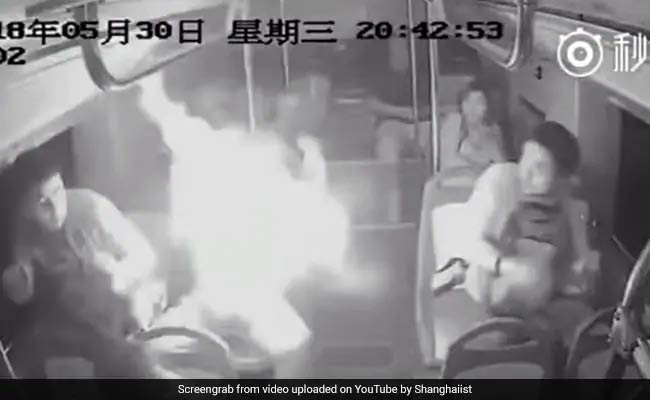 VIDEO: बस के अंदर बैठा था शख्स, बैग से अचानक हो गया धमाका, जानें कैसे