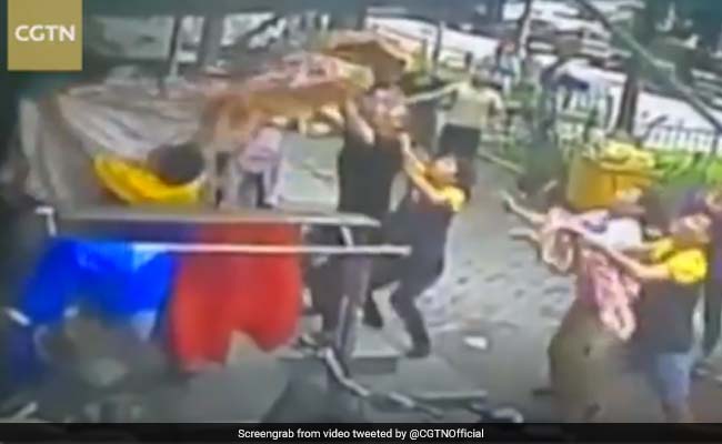 VIDEO: छठी मंजिल से गिर रहा था बच्चा, लोगों ने कुछ इस तरह बचाई जान