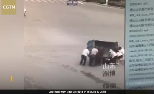 Bystanders Rescue Driver As Tempo Overturns In Road Crash. Then This