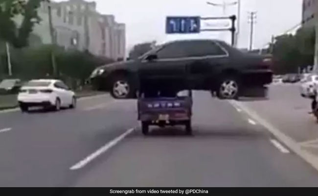 VIDEO: कार को रिक्शे पर लादकर बेचने निकला शख्स, देखते रह गए लोग