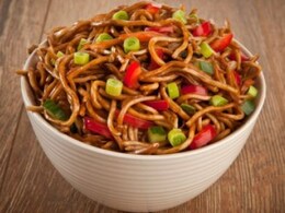 घर पर बनाना है स्ट्रीट स्टाइल नूडल्स तो नोट कर लें ये रेसिपी, फिर बाहर खाने नहीं जाएंगे आप घर पर बनाना है स्ट्रीट स्टाइल नूडल्स तो नोट कर लें ये रेसिपी, फिर बाहर खाने नहीं जाएंगे आप