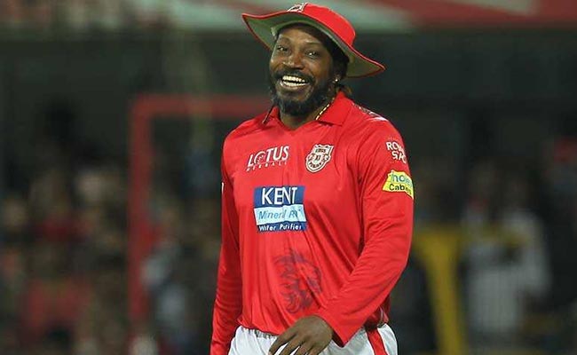 एक अवार्ड समारोह में शिखर धवन को अपने अंदाज में डांस कराते नजर आए क्रिस गेल, देखें VIDEO..