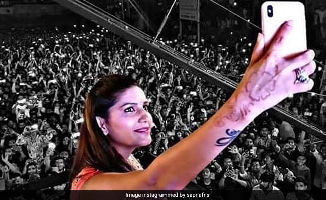 सपना चौधरी ने 'तेरी आंख्या का यो काजल' गाने पर फिर लगाए ठुमके, Video इंटरनेट पर हो रहा वायरल