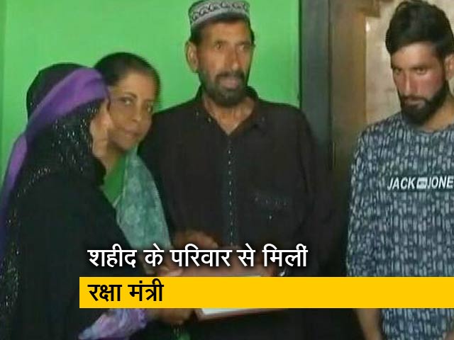 नेशनल रिपोर्टर : शहीद औरंगजेब के घर एक किलोमीटर पैदल चलकर पहुंची रक्षा मंत्री