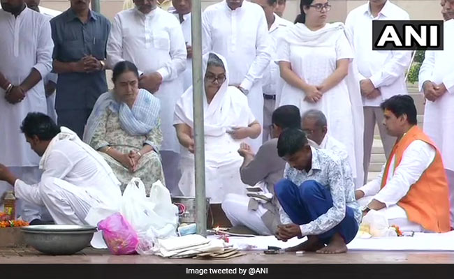 हरिद्वार में अटल बिहारी वाजपेयी की अस्थियां प्रवाहित, सभी राज्यों में प्रार्थना सभाओं का होगा आयोजन