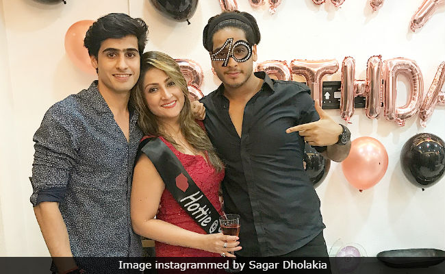 <i>Kasautii Zindagii Kay</i>'s Urvashi Dholakia Celebrates Birthday With Twin Sons And Mom. See Pics