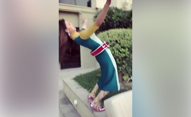 कैमरे के लिए पोज दे रही थे ये एक्ट्रेस, तभी बिगड़ा संतुलन और फिर...देखें Video