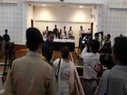 उत्तराखंड के मुख्यमंत्री त्रिवेंद्र सिंह रावत से उलझी महिला टीचर, CM ने कहा- इसे गिरफ्तार कर लो उत्तराखंड के मुख्यमंत्री त्रिवेंद्र सिंह रावत से उलझी महिला टीचर, CM ने कहा- इसे गिरफ्तार कर लो