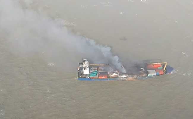 जलते हुए मालवाहक जहाज पर सवार 22 नाविकों को तटरक्षक दल ने बचाया