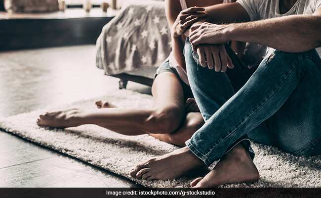 वो जो नजरें चुराने लगे हैं, कहीं किसी और गली जाने लगे हैं... 10 संकेत कि आपका साथी आपको चीट कर रहा है...