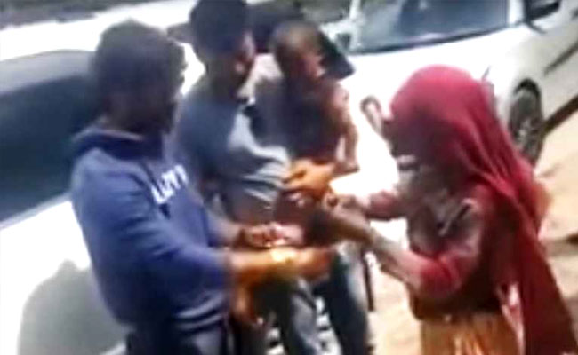 खेसारी लाल यादव से पैसे मांगने आई थी ये गरीब महिला, भोजपुरी सुपरस्टार ने बंधवा ली राखी...देखें Video