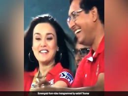 IPL 2018: क्या मुंबई इंडियंस के बाहर जाने से खुश हैं प्रीति जिंटा? वायरल हो रहा है ये वीडियो IPL 2018: क्या मुंबई इंडियंस के बाहर जाने से खुश हैं प्रीति जिंटा? वायरल हो रहा है ये वीडियो