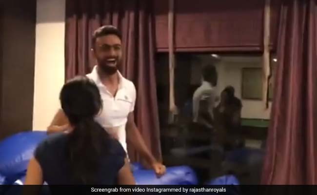 IPL 2018: धोनी के छक्का जड़ते ही राजस्थान रॉयल्स ने मनाया जश्न, चीख पड़े अजिंक्य रहाणे