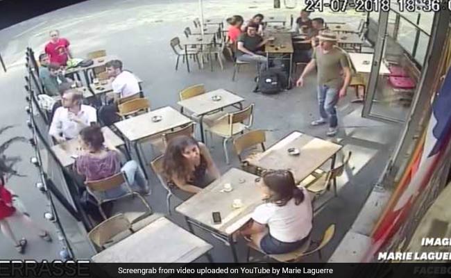 बीच सड़क लड़की के साथ लड़के ने की ऐसी हरकत, CCTV में कैद हुआ सबकुछ