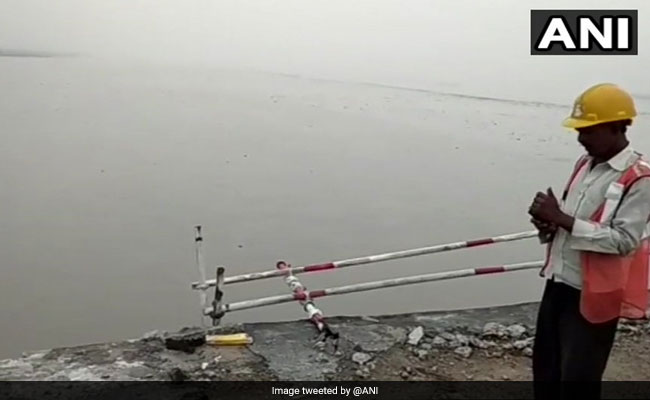 पटना में तेज रफ्तार स्कार्पियो गंगा में गिरी, 4 से 5 लोगों के डूबने की आशंका