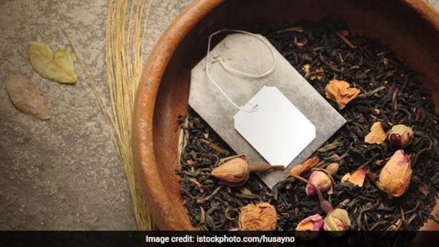 Nutritionists say bagged tea has more preservatives than leaf tea.