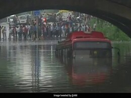 Heavy Rain In Delhi Causes Rush Hour Traffic Chaos Heavy Rain In Delhi Causes Rush Hour Traffic Chaos