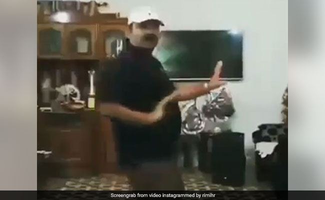 VIDEO: डब्बू अंकल ने फिर मारी रिटर्न एंट्री, ऋतिक रोशन के गाने पर किया डांस