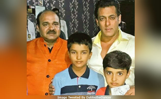 When 'Dancing Uncle' Met Salman Khan On <i>10 Ka Dum</i> Set. Pic Here
