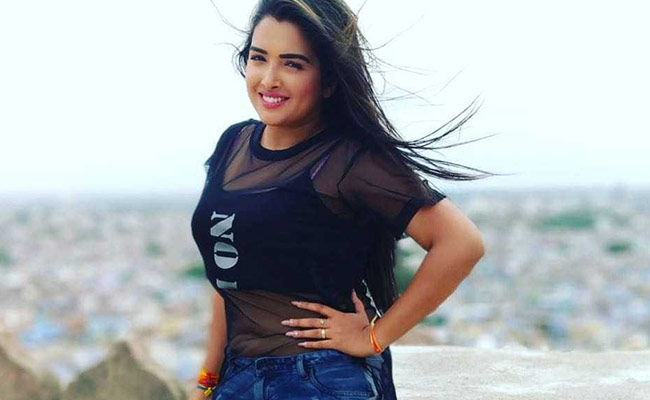 आम्रपाली दुबे ने हॉट पैंट पहनकर लगाया वोदका का शॉट, फिर यूं करने लगीं डांस - देखें Video