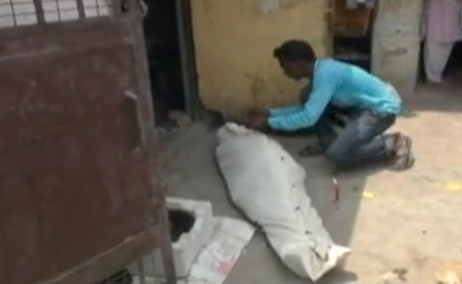 हर महीने पेंशन पाने के लिए मां की मौत के बाद बेटा-बेटी ने किया ऐसा खतरनाक काम