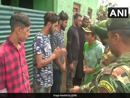 शहीद औरंगजेब के परिवार से मिलीं रक्षा मंत्री सीतारमण, कहा- यह फैमिली पूरे राष्ट्र के लिए प्रेरणा शहीद औरंगजेब के परिवार से मिलीं रक्षा मंत्री सीतारमण, कहा- यह फैमिली पूरे राष्ट्र के लिए प्रेरणा