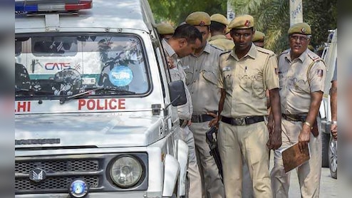 त्योहारों पर दिल्ली पुलिस की चौकसी बढ़ी, बाजारों में फ्लैग मार्च और सुरक्षा के कड़े इंतजाम