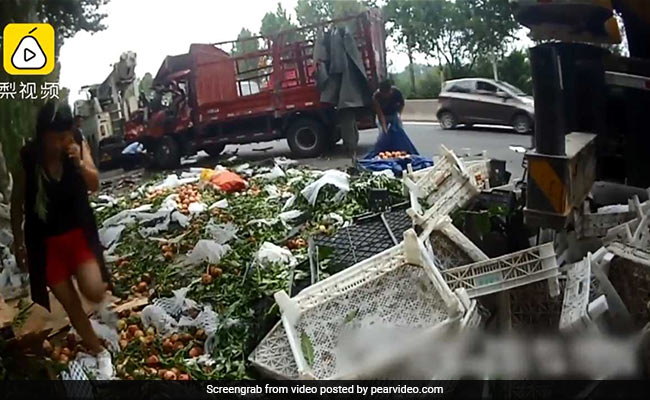 In China, Cops Called In Over People Looting Spilled Peaches End Up Making Things Worse