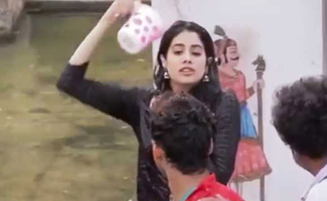 ‘धड़क’ के सेट पर मग में पानी भर खुद को यूं भिगोती नजर आईं जाह्नवी कपूर, Video हुआ वायरल
