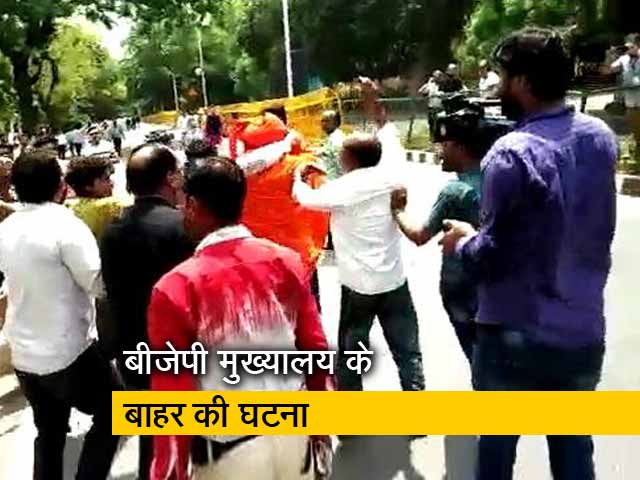 अटल जी को श्रद्धांजलि देने पहुंचे स्वामी अग्निवेश से हाथापाई