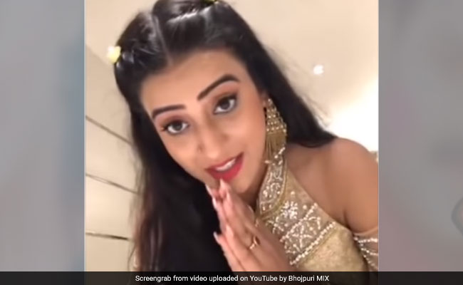 Video: भोजपुरी एक्ट्रेस फैन्स से कर रही थीं बात, फिर बोलीं-दीदी दरवाजा बंद करो और फिर...