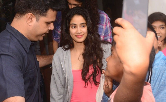 In Pics: Janhvi, Khushi, Anshula's Sunday Outing With Cousins Shanaya And Mohit Marwah