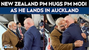PM Modi In New Zealand | New Zealand PM Hugs PM Modi as He Lands in Auckland