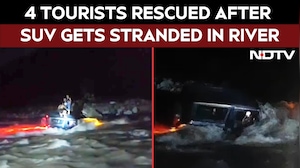 Darjeeling | 4 Tourists Rescued After SUV Gets Stranded In Swollen Darjeeling River