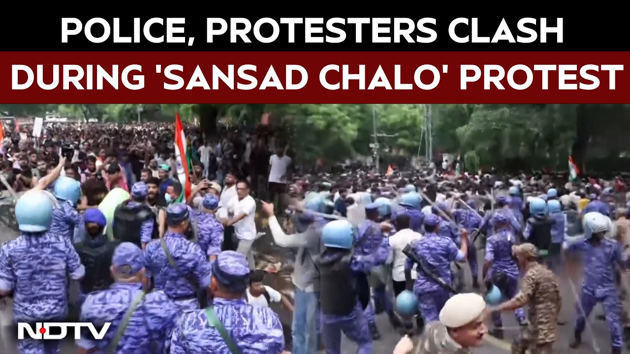 High Drama at Jantar Mantar as Protesters Clash With Police